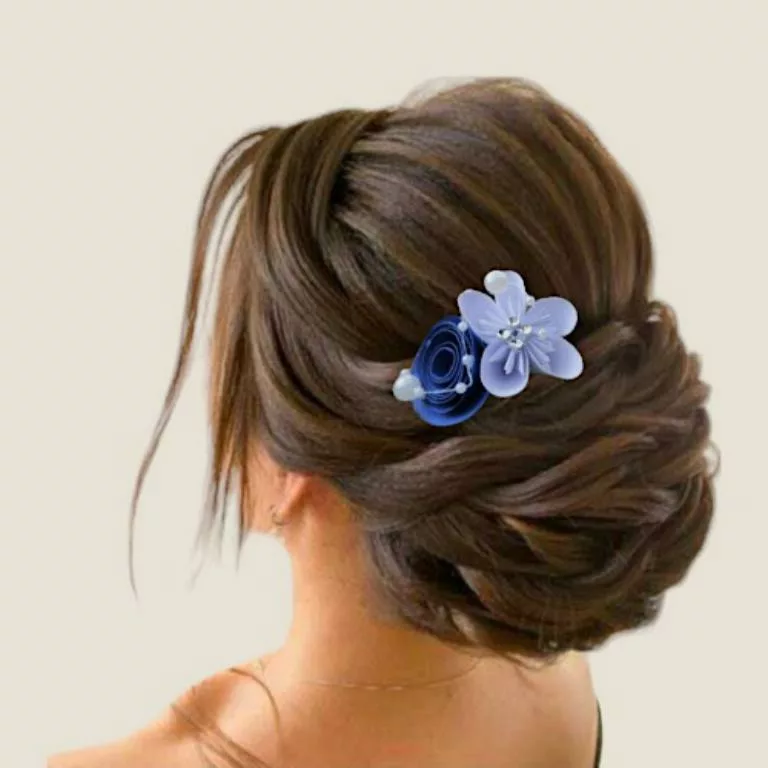 accessoire de cheveux mariee delicatesse florale accessoire de cheveux avec fleurs en papier bleu et blanc et decoration en perles nacrées et strass pour tout theme de mariage