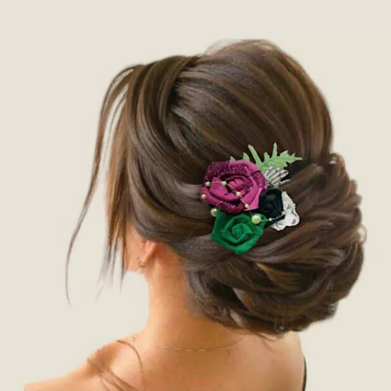 accessoire de cheveux mariee symphonie florale accessoire de cheveux avec des fleurs en feutrine roses vertes et noires sur le thème de mariage de l etrange noel de mr jack