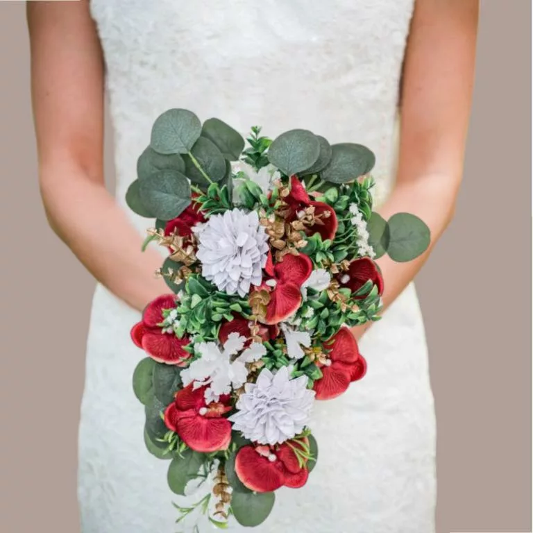 bouquet de mariee bouquet celeste en cascade avec fleurs rouges et blanche ideal pour tout theme de mariage