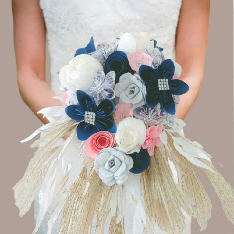 bouquet de mariee cascade d'amour bouquet de mariee origami bleu et rose cascade roses fleurs en etoiles pivoines avec decoration de pampas, fleurs sechees et strass pour tout thème de mariage