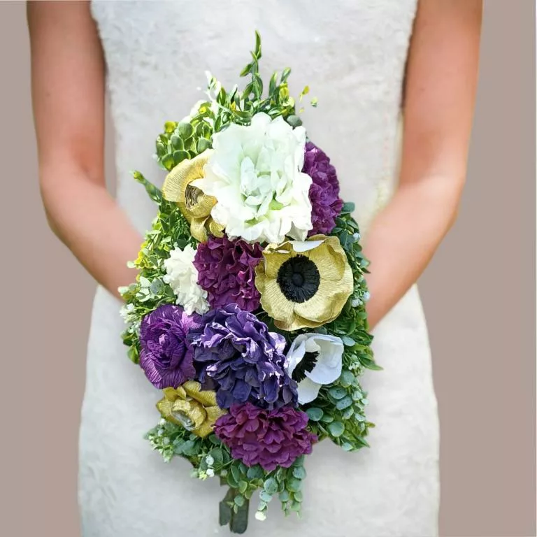 bouquet de mariee cascade de petales bouquet de mariee pivoines et pivoines violet blanc et doré avec feuillage vert fleurs personnalisable selon votre theme de mariage