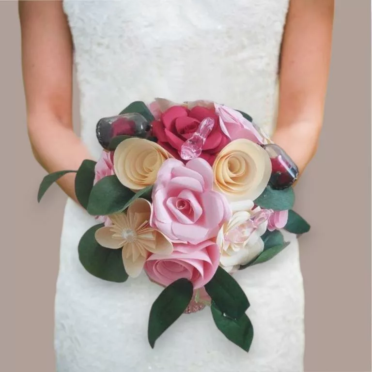 bouquet de mariee eclat floral bouquet de demoiselle d'honneur origami fleurs en etoile et roses en papier rose et ivoire a personnaliser selon votre theme de mariage