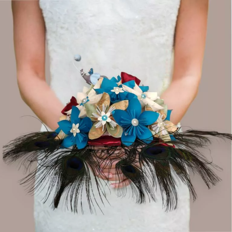 bouquet de mariée feerie florale fleurs en papier et plumes de paon ideal et personnalisable selon le theme de mariage