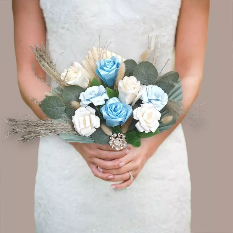 bouquet de mariee légende florale bouquet de mariee origami et satin champetre roses en papier et rose en satin bleu violet et ivoire avec des fleurs sechees pour tout theme de mariage