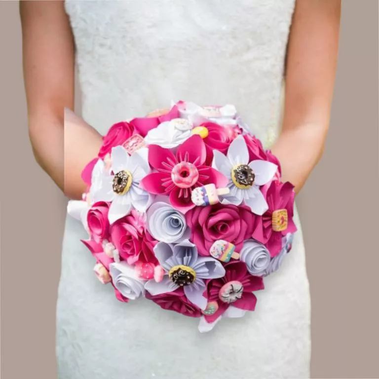 bouquet de mariee magie en petales fleurs en papier blanche et fushia ideal et personnalisable selon le theme de mariage