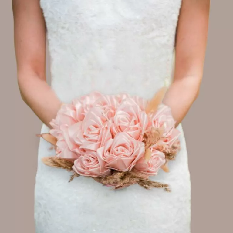 bouquet de mariée roses en satin avec bouquet de mariee petales du bonheur decoration en fleurs séchées pour tout thème de mariage