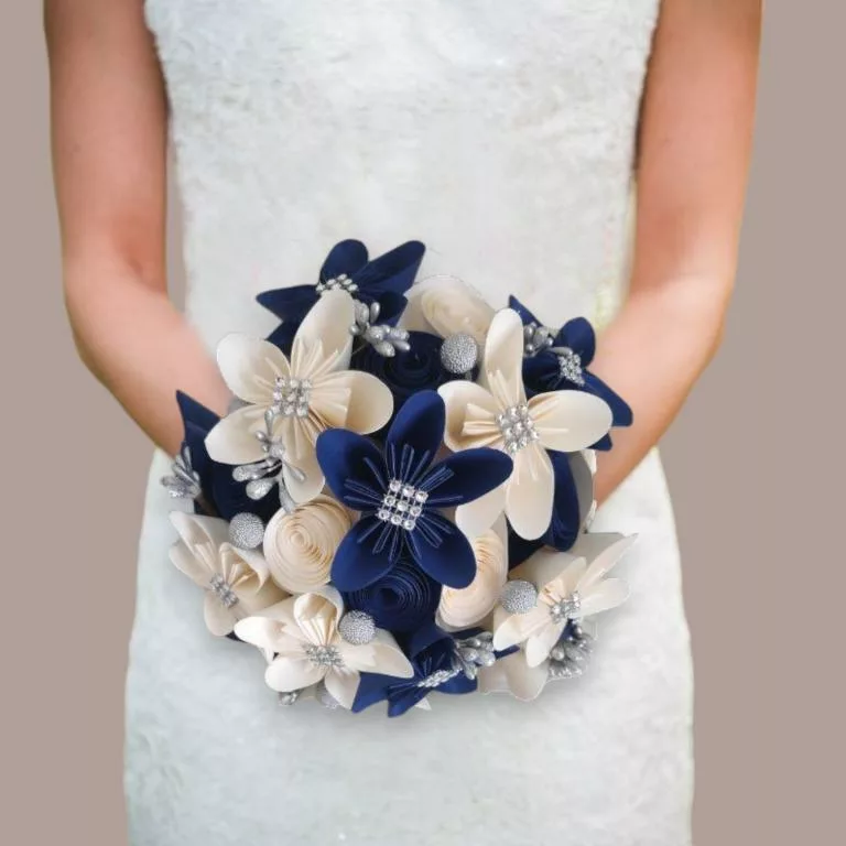 bouquet de mariee bouquet d'etoiles bouquet de mariee origami bleu roi et ivoire fleurs en etoile en papier avec decoration en perles nacrees et plumes pour tout theme de mariage