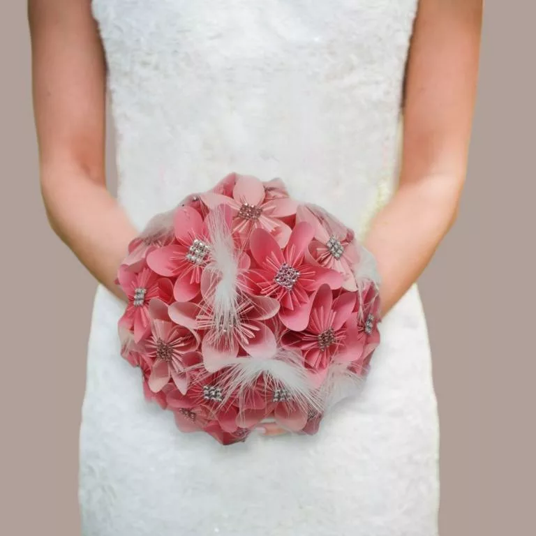 bouquet de mariee souffle de fleurs bouquet de mariee en 2 roses et plumes fleurs en etoile en papier avec strass perles et plumes pour tout theme de mariage