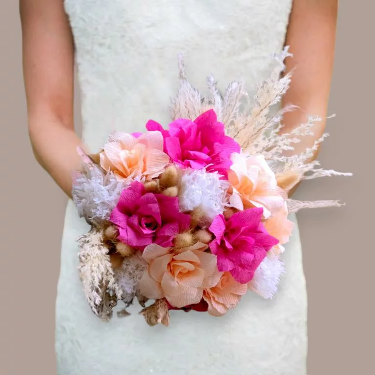 bouquet de mariee souvenir floral bouquet de mariee origami et fleurs sechees roses en crepon et fleurs sechees pour votre theme de mariage