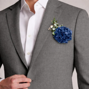 boutonniere mariage homme fleur hortensia bleu marine pour costume chic