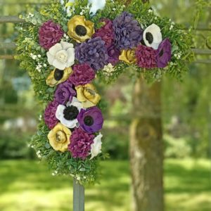 arche de ceremonie fleurs en crepon violet blanc et dore