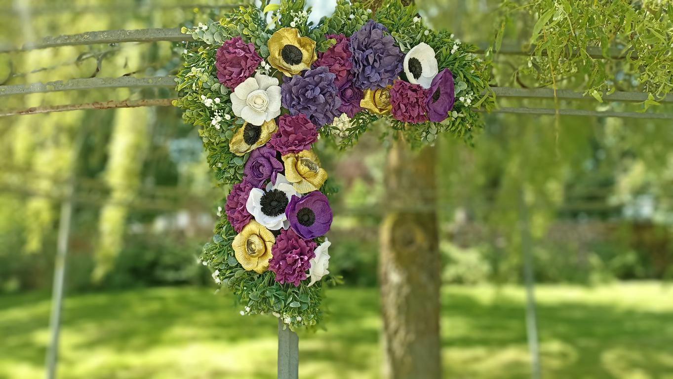arche de ceremonie fleurs en crepon violet blanc et dore