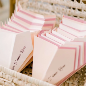 avions en papier origami ideal pour une decoration ou une sortie de mariage