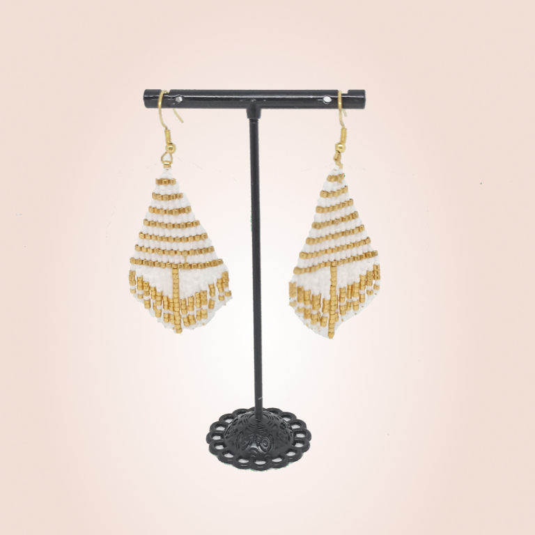 boucles d oreilles en perles et acier inoxydable pendantes faites avec des perles dorees et blanches parfaites pour un cadeau