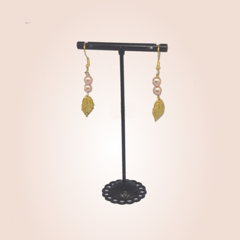 boucles d oreilles en acier inoxydable pendantes avec des feuilles dorees et des perles nacrees parfaites pour un cadeau