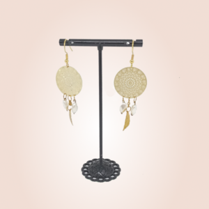 boucles d oreilles en acier inoxydable pendantes avec un rond dore des perles nacrees et des feuilles dorees en forme d attrape reve parfaites pour un cadeau