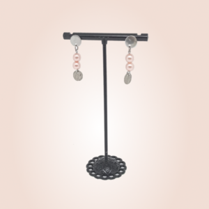 boucles d oreilles en acier inoxydable pendantes avec des perles nacrees roses er des breloques argentees parfaites pour un cadeau