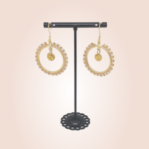 boucles d oreilles créoles et perles en acier inoxydable pendantes rondes cernees de perles rose clair et blanches et breloque doree parfaites pour un cadeau