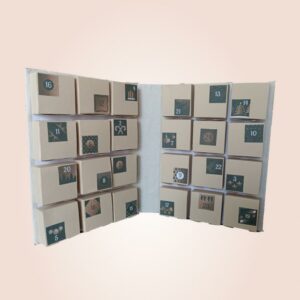 calendrier de l'avent beige en forme de livre avec boites cadeaux pour noel
