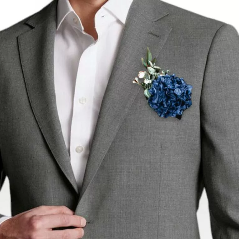 boutonniere homme detail chic boutonniere de marie avec une hortensia violet et du gypsophile fleurs à personnaliser selon le theme de mariage