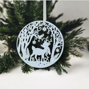 boule de noel transparente avec un design blanc avec un faon et des flocons pour une decoration de noel