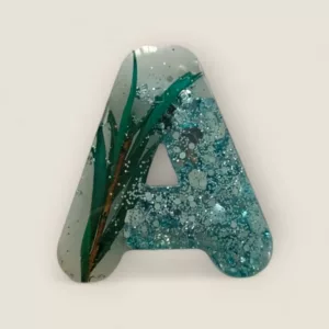 lettre resine A bleue fleurs et paillettes pour une décoration de mariage