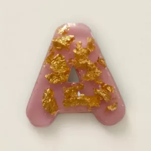 lettre resine A rose paillettes et feuilles d'or ideale comme porte cles ou marque place de mariage