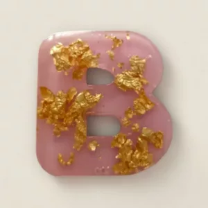 lettre resine B rose paillettes et feuilles d'or ideale comme porte cles ou pour marque place de mariage