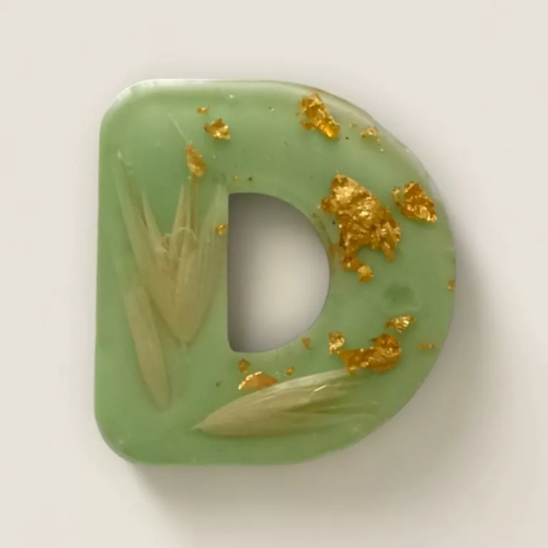 lettre resine D verte fleurs et paillettes ideal comme porte cles ou marque place de mariage