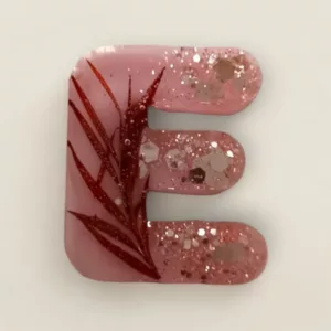 lettre resine E rose fleurs et paillettes ideale comme porte cles ou marque place de mariage