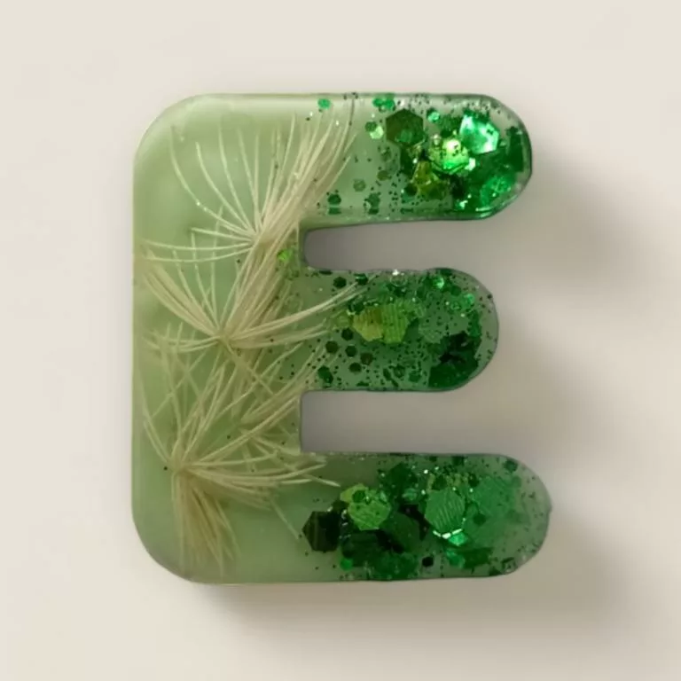 lettre resine E verte fleurs et paillette ideale pour porte cles ou comme marque-place de mariage
