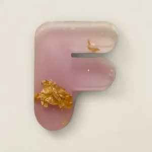 lettre resine F rose paillettes et feuilles d'or ideal comme porte cles ou pour des marque place de mariage