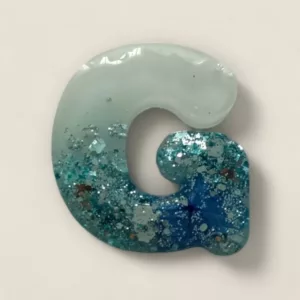 lettre resine G bleue fleurs et paillettes ideal comme porte cles ou pour des marque place de mariage