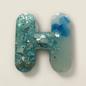 lettre resine H bleue fleurs et paillettes ideale comme porte cles ou marque place de mariage