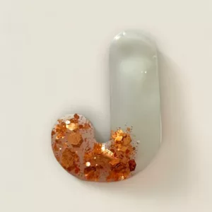 lettre resine J paillettes rose gold ideale comme porte cle ou marque place de mariage