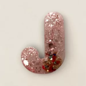 lettre resine J rose fleurs et paillettes ideale pour porte cles ou come marque place de mariage