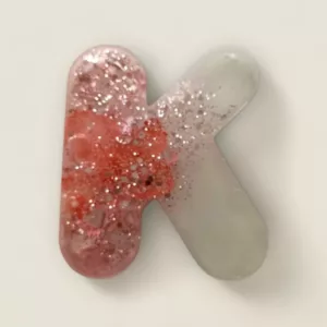 lettre resine K rose fleurs et paillettes ideale pour porte cles ou comme marque place de mariage