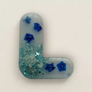 lettre resine L bleue fleurs et pailelttes ideal comme porte cles ou marque place de mariage