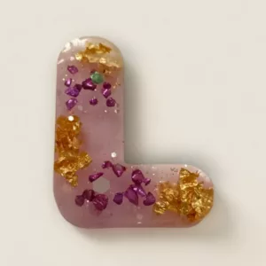 lettre resine L rose paillettes et feuilles d'or ideale comme porte cles ou pour marque place de mariage