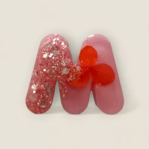 lettre resine M rose fleurs et paillettes ideale ppour porte cles ou comme marque place de mariage