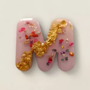 lettre resine M rose paillettes et feuilles d'or ideale comme porte cles ou pour marque place de mariage