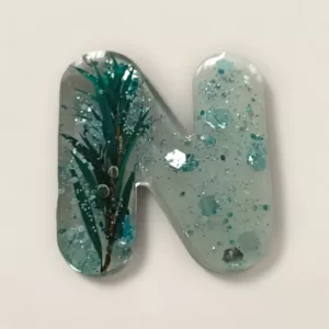 lettre resine N bleue fleurs et paillettes ideales pour un porte ce ou comme decoration de mariage
