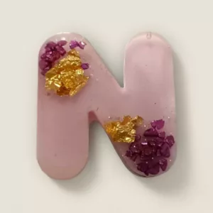 lettre resine N rose paillettes et feuilles d'or ideale comme porte cle ou pour un marque place de mariage