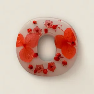 lettre resine O fleurs rouges ideale pour porte cle ou marque place de mariage