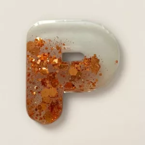 lettre resine P paillettes rose gold ideale comme porte cles ou marque place de mariage