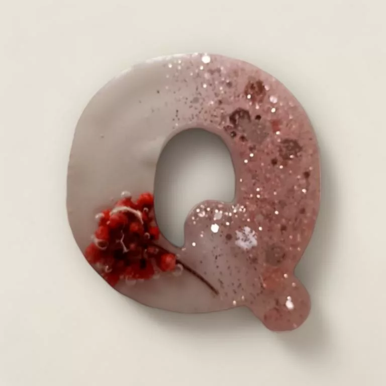 lettre resine Q rose fleurs et paillettes ideale pour porte cles ou comme marque place de mariage