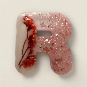 lettre resine R rose fleurs et paillettes ideale pour porte cles ou comme marque place de mariage