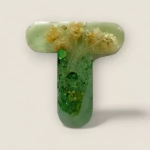 lettre resine T verte fleurs et paillettes ideale comme porte cles ou marque-place de mariage