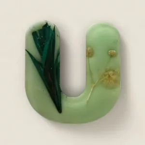 lettre resine U verte fleurs et paillettes ideale pour porte cles ou comme marque place de mariage