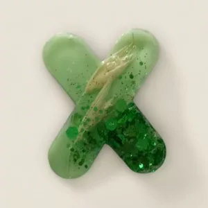 lettre resine X verte fleurs et paillettes ideale comme porte cles ou marque place de mariage